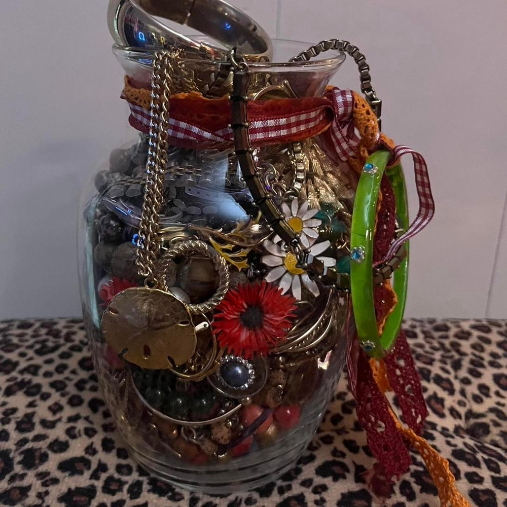 🕺 Large 70s Dream Mystery Jewelry Jar
Big jar = big retro energy - Picture 3 of 3